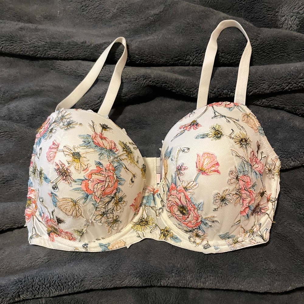 NWOT- never worn 34DDD Victoria’s Secret Dream Angels Demi Bra